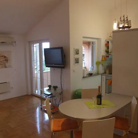 Apartman Helen Malinska Exterior photo